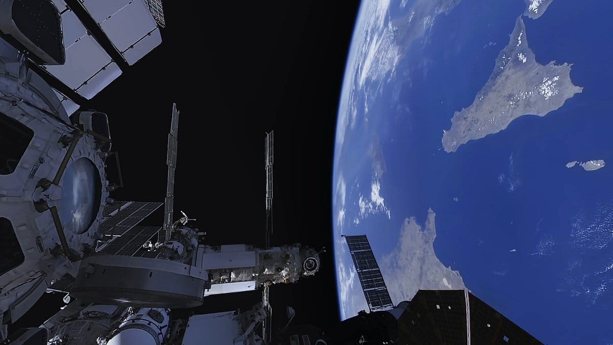 High resolution product overview of Space Explorers The Infinite