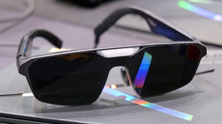 Hands-on close-up showing features of Asus ROG Xreal R1