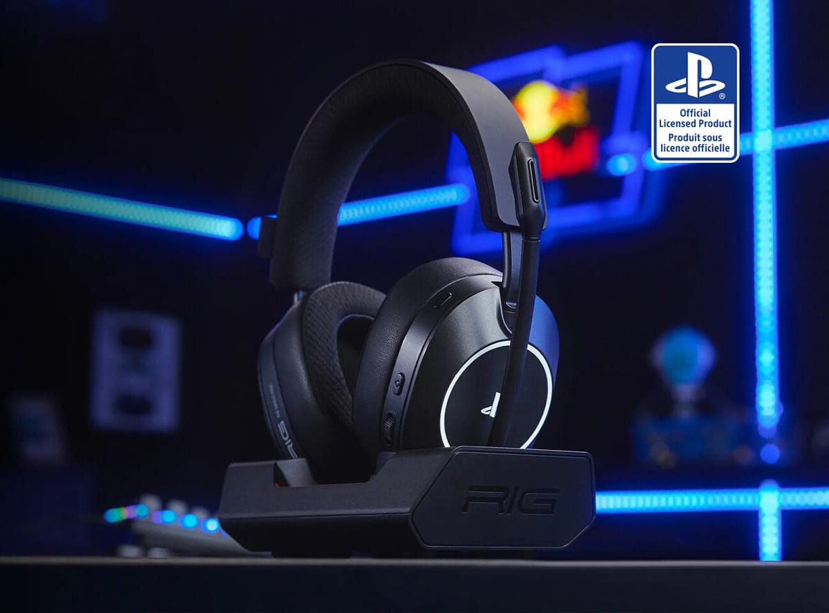 Hands-on close-up showing features of Nacon RIG R8 Spectre